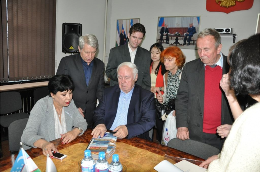 4. yuriy miroshnichenko podpisyvaet svoi knigi v podarok durzyam i kollegam